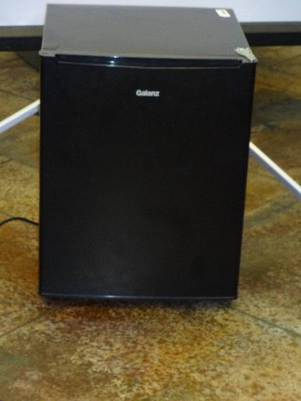 lot 2875 image: Mini Fridge