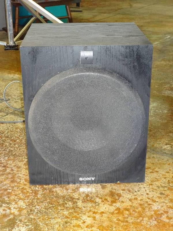 lot 2877 image: Powered Subwoofer