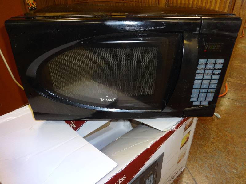 lot 2882 image: Microwave