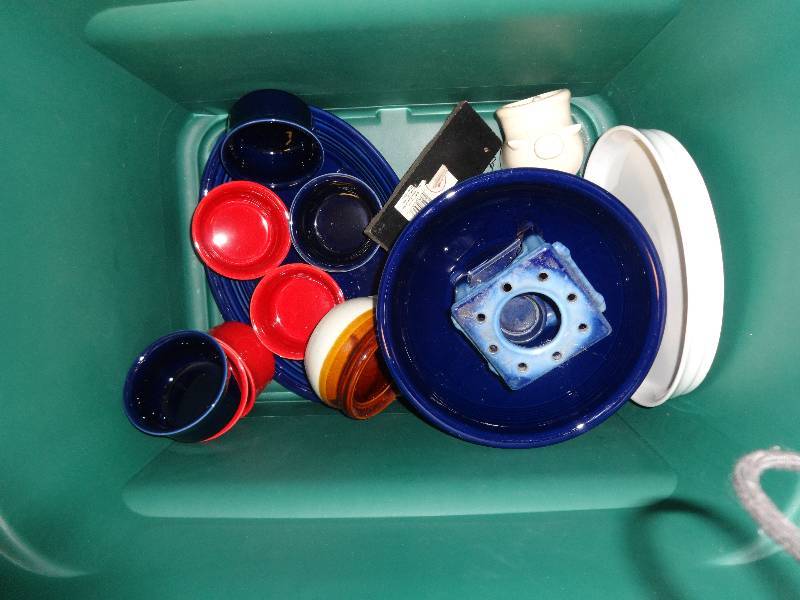 lot 2889 image: Dishes (tub not included)