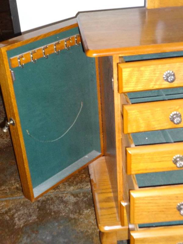 lot 2858 image: Nice Vanity with Built in Jewelry Box