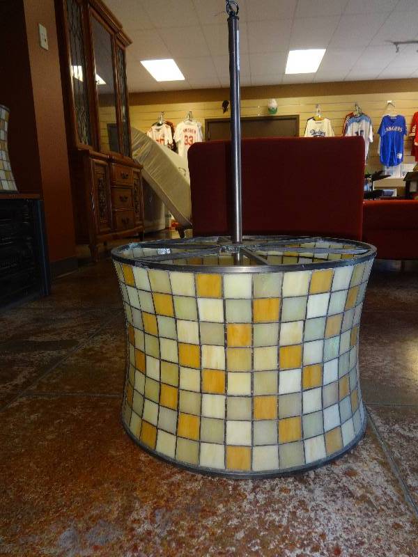 lot 2860 image: Beautiful Tiffany Lamp 24 x 18