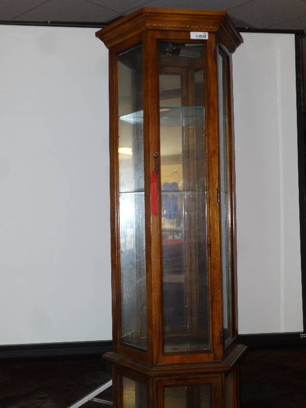 lot 2861 image: Vintage Lighted Curio Cabinet