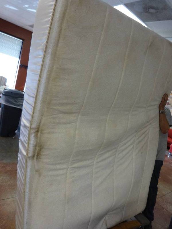 lot 2899 image: Queen Postrepedic Mattress