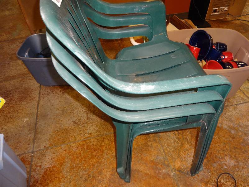 lot 2904 image: 3 Plastic Chairs