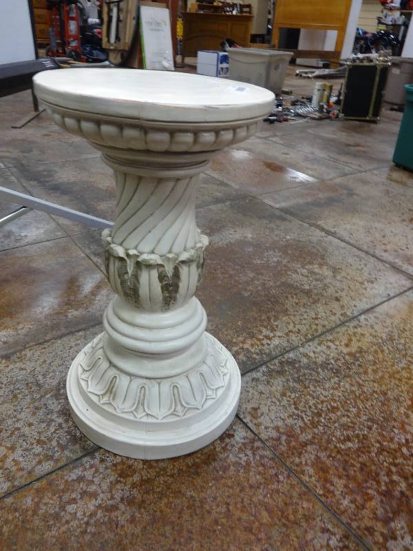 lot 2906 image: Ceramic Pedistal