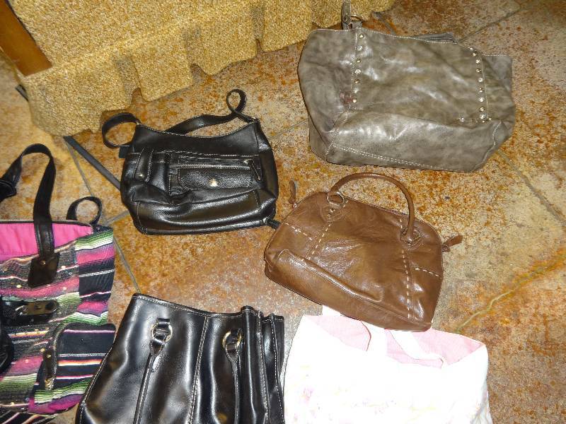 lot 2910 image: Lot of Purses