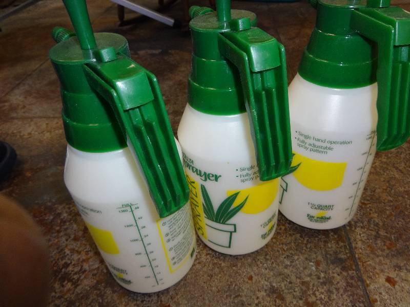 lot 2913 image: Lot of 3 Sprayers