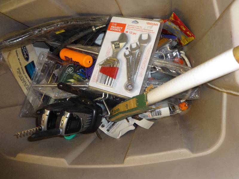 lot 2914 image: Lot of Tools and Radios