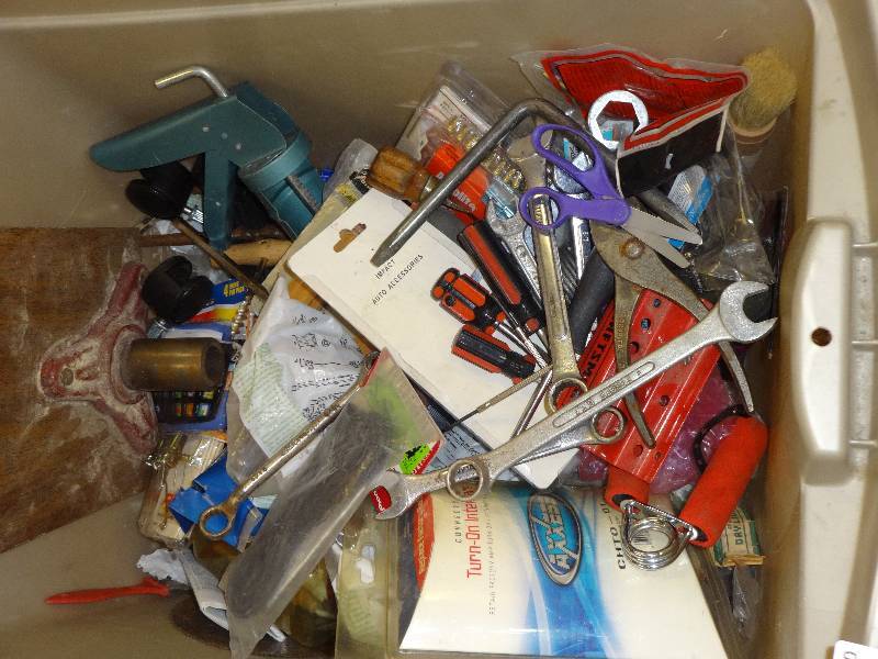 lot 2920 image: Tools and Car Audiio Supplies