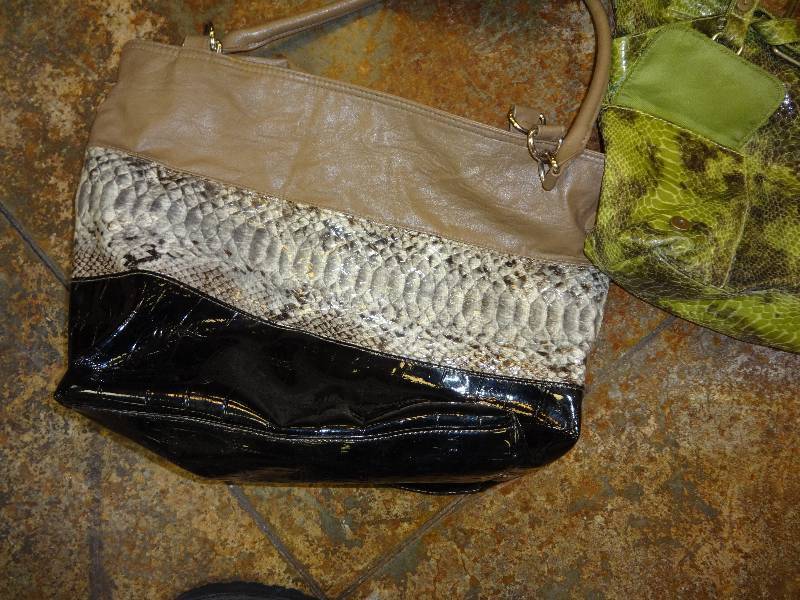 lot 2921 image: Lot of Purses