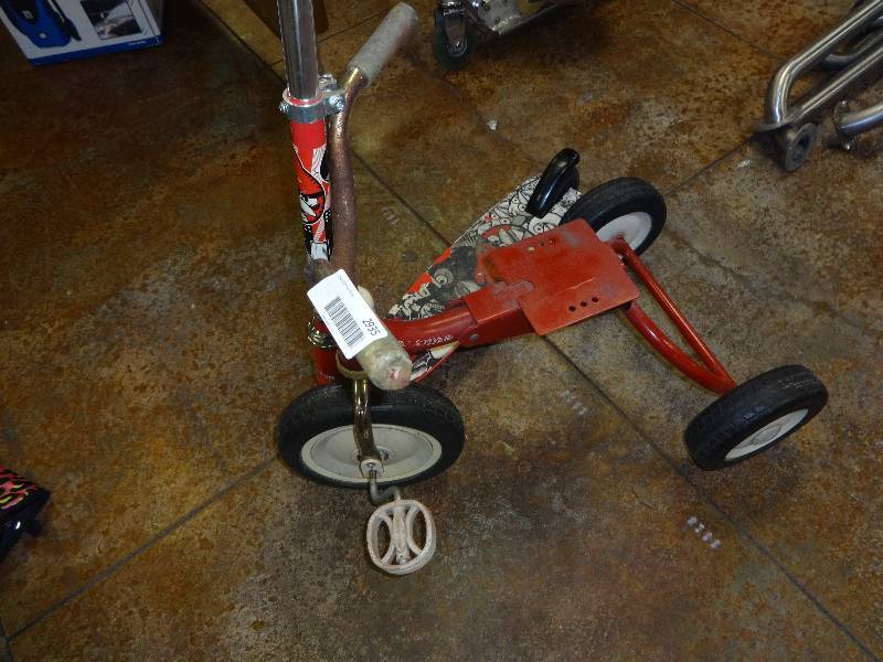 lot 2935 image: Tricycle and Razor Scooter