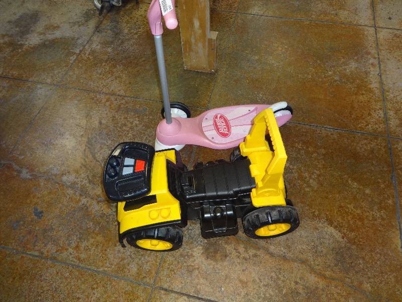 lot 2938 image: Kids Riding Toys