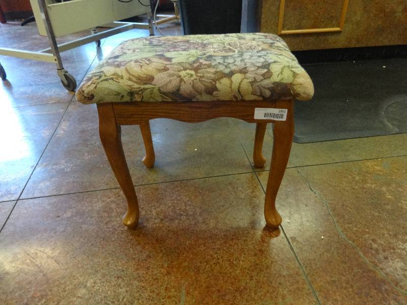 lot 2951 image: Padded Seat
