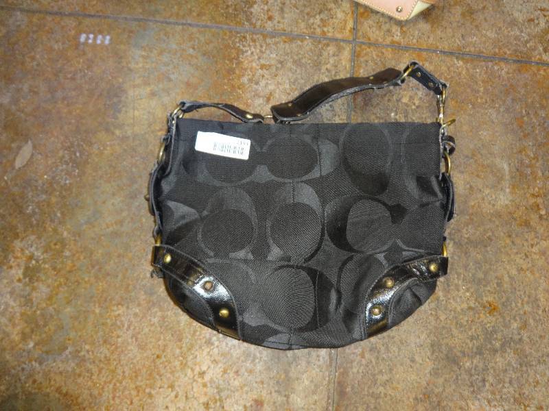 lot 2193 image: Authentic Coach purse