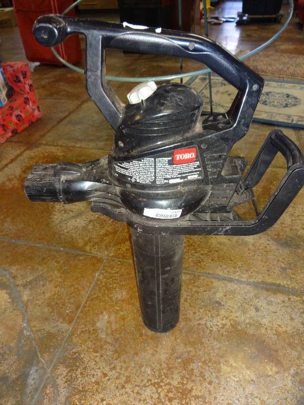 lot 2196 image: Toro Electric Blower and stand for lawn and leaf bags