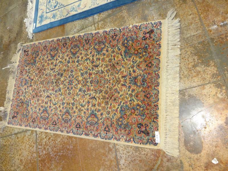 lot 2198 image: Area Rug approx size 3 x 7