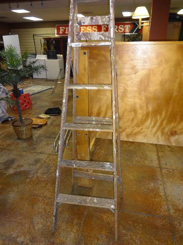 lot 2215 image: 6 ft Wooden Step Ladder
