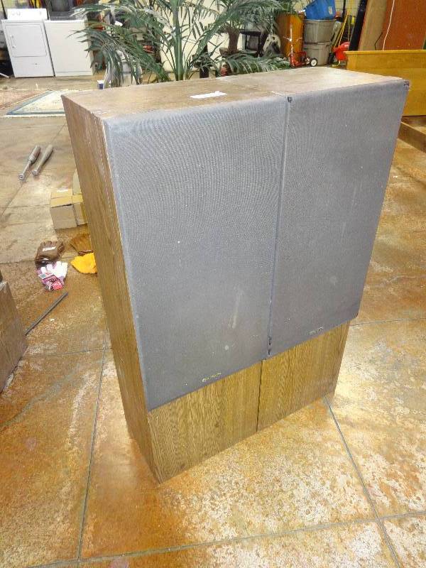 lot 2217 image: 2 Vintage Hitachi Speakers
