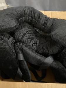 lot 22585 image: LARGE DOG CAR SEAT WITH STRAPS IN COLOR BLACK