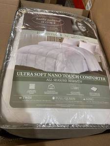 lot 22604 image: KATHY IRELAND HOME FULL QUEEN FLUFFY COMFORTER