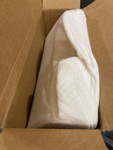 lot 22609 image: WHITE WEDGE PILLOW