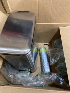 lot 22619 image: MINI TRASH CAN WITH MINI TRASH BAGS