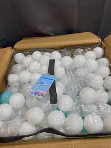 lot 22647 image: STARBOLO CLEAR WHITE AND LIGHT BLUE BALL PIT BALLS
