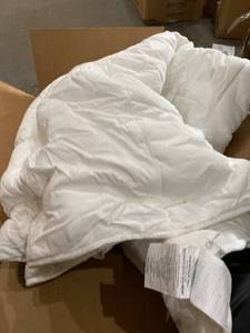 lot 22819 image: Oeko-Tex King Comforter