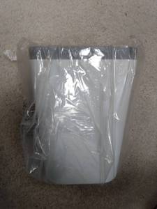 lot 4467 image: 2 Pcs Small Trashcans, White, Gray