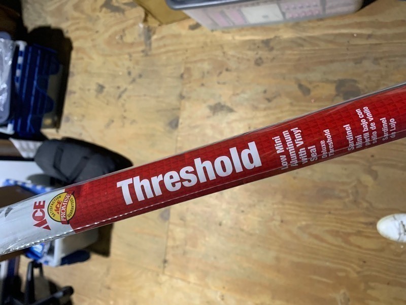 lot 346 image: New Box of 4 Ace Threshold Low Mini Aluminum w Vinyl Seal 36