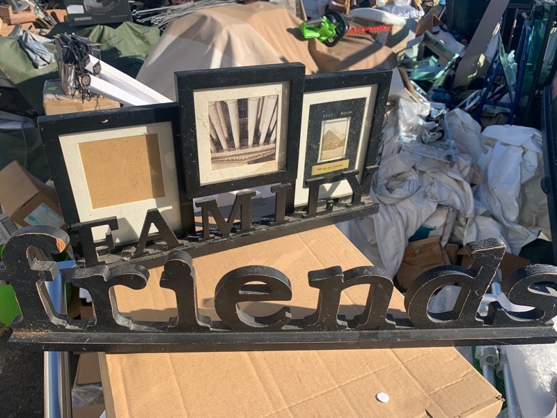 lot 129 image: Friends and Family Sign Picture Display Set