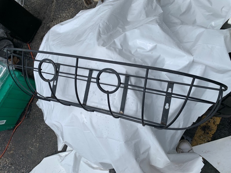 lot 433 image: Metal Flower Bed Frame