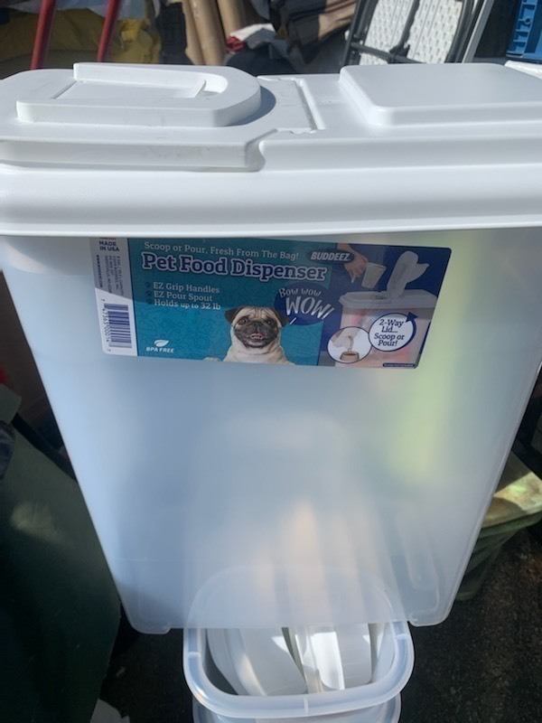 lot 498 image: New 32lb Pet Food Dispenser