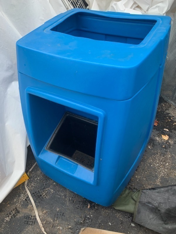 lot 1 image: Large Blue Trashcan w Extra Front Storage
