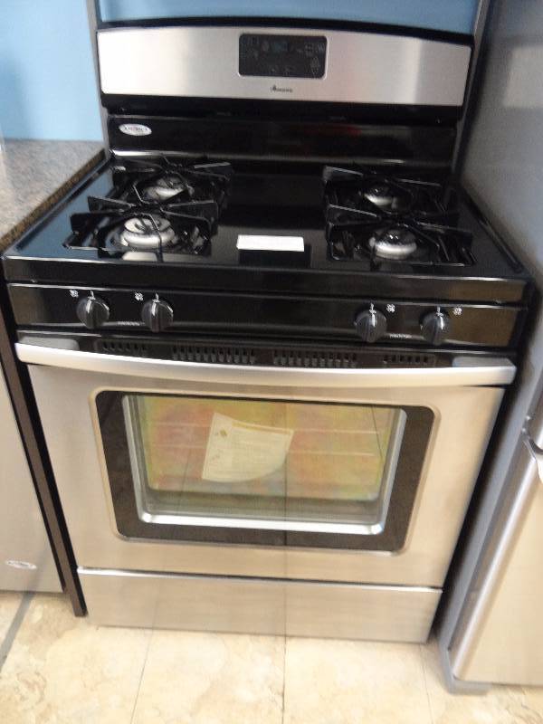 lot 1090 image: BRAND NEW Amana Stainless Steel 4 Burner Free Standing Gas Range