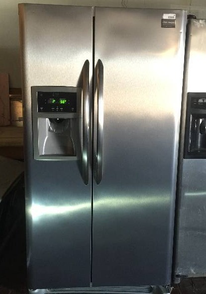 lot 246 image: The Frigidaire LGHC2342LF Side by Side refrigerator - 22.7 cubic feet