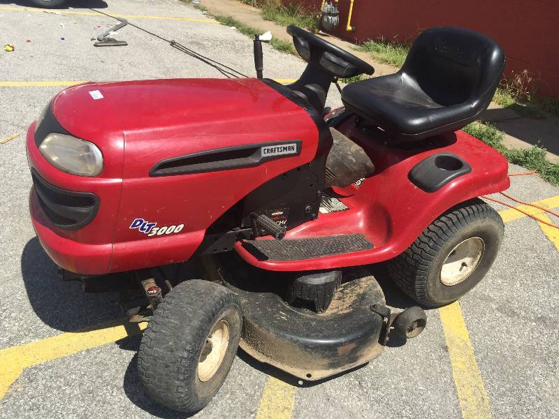 lot 289 image: Craftsman 18.5 hp 42 in. Deck Lawn Tractor