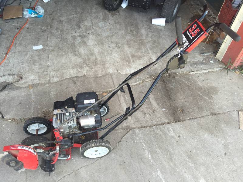 lot 290 image: Yard Machines 3.5 HP Edger