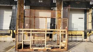 lot 1 image: 10ft Steel Lift Cage