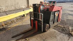 lot 2 image: Raymond Electric Ride-On Pallet Jack (#060-040TN)