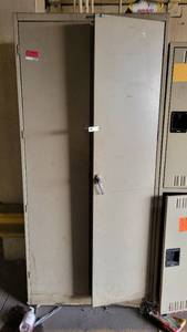 lot 4229 image: Tennsco Metal Storage Cabinet W Locking Capabilities