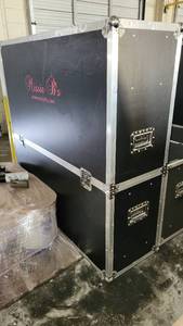 lot 8689 image: Missie Bees Music Equipment Traveling Case on Wheels&nbsp