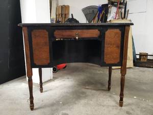 lot 58030 image: Antique Desk