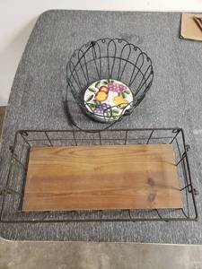 lot 58067 image: Lot of 2 Wire Baskets