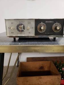 lot 58069 image: Zenith Solid State Clock Radio