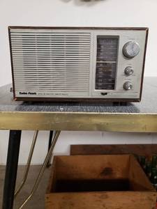 lot 58070 image: Radio Shack Table Radio