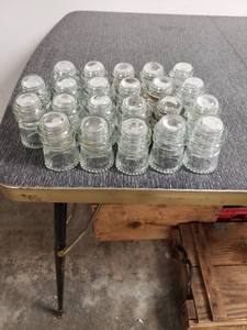 lot 58073 image: Lof of 22 Insulators