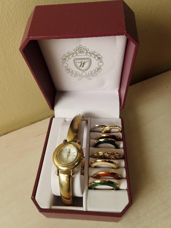lot 6199 image: Worthington Womens Watch w Case And Exchangeable Bands