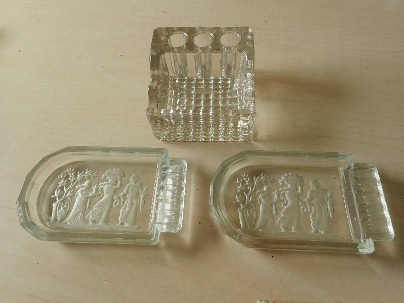 lot 6211 image: Decorative Glass Ash Tray Set